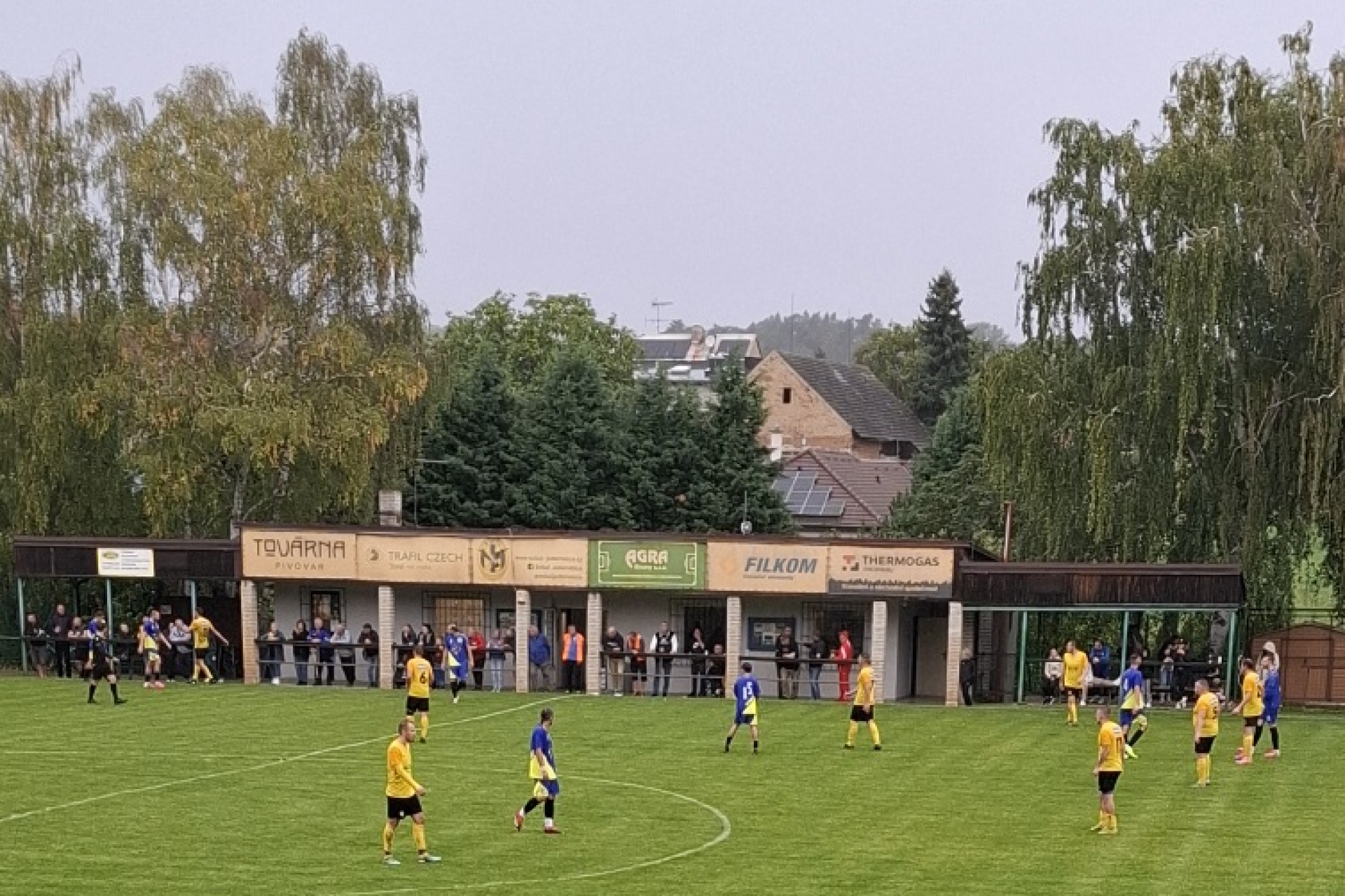 3 tyče, déšť a fanoušci s tlačítkovým telefonem